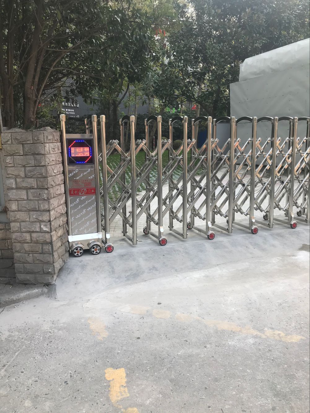 熱烈祝賀上海長寧區(qū)上海申生出租汽車管理有限公司伸縮門安裝已完成。